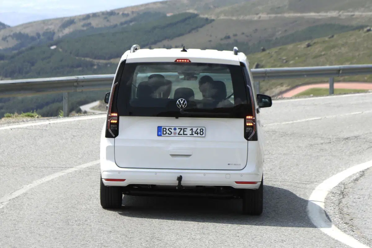 Volkswagen Caddy, in arrivo la versione ibrida Plug-In [Foto Spia] (14)