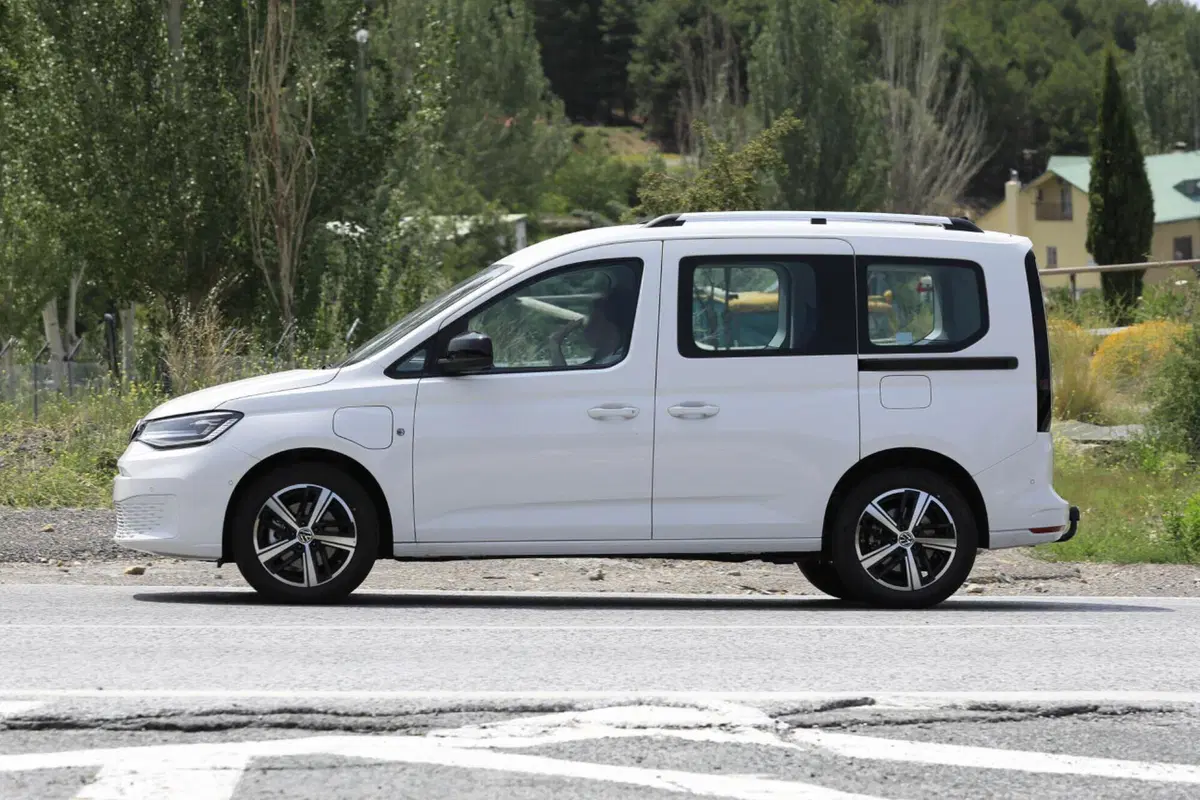 Volkswagen Caddy, in arrivo la versione ibrida Plug-In [Foto Spia] (15)