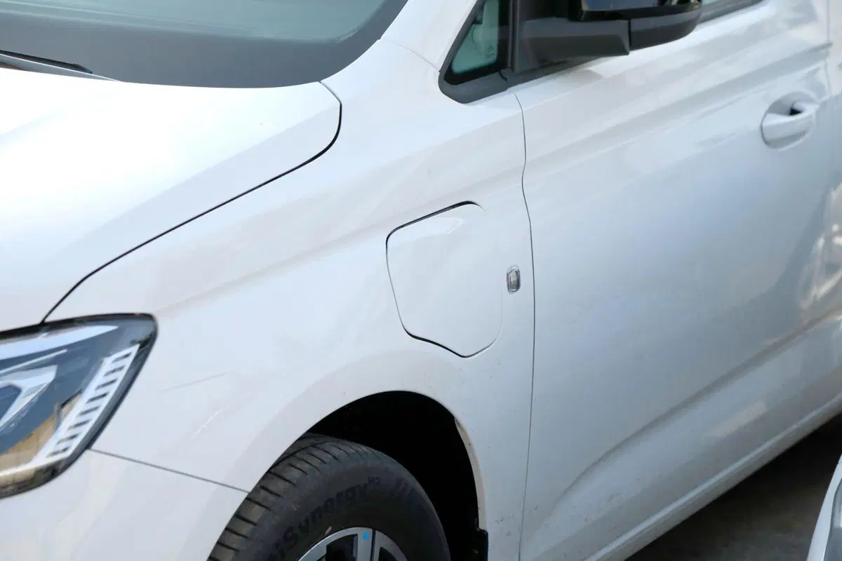 Volkswagen Caddy, in arrivo la versione ibrida Plug-In [Foto Spia] (16)