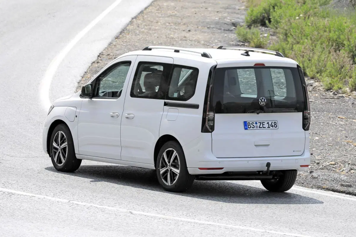 Volkswagen Caddy, in arrivo la versione ibrida Plug-In [Foto Spia] (17)