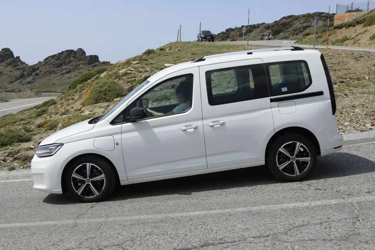 Volkswagen Caddy, in arrivo la versione ibrida Plug-In [Foto Spia] (18)