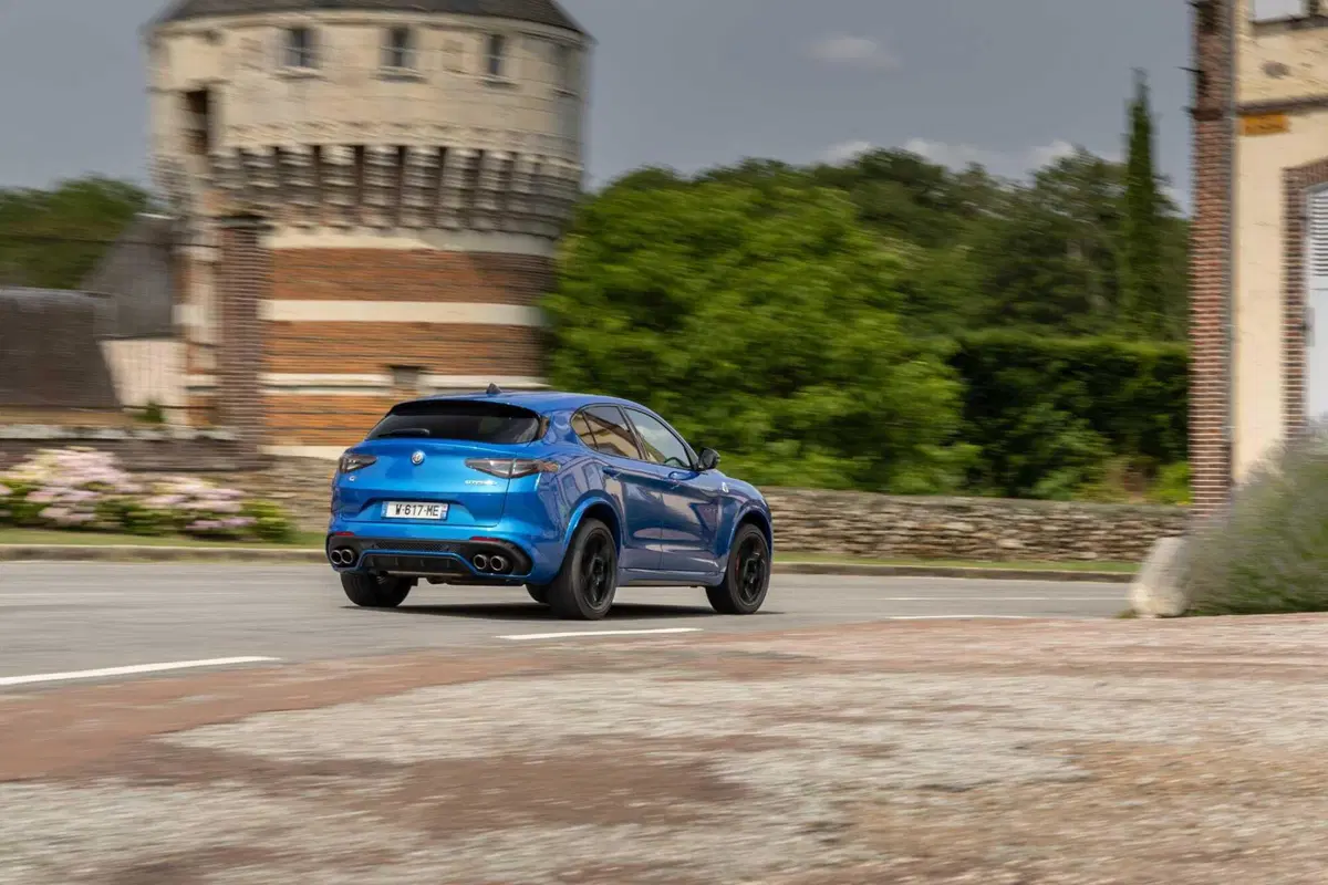Alfa Romeo Stelvio:  (2)