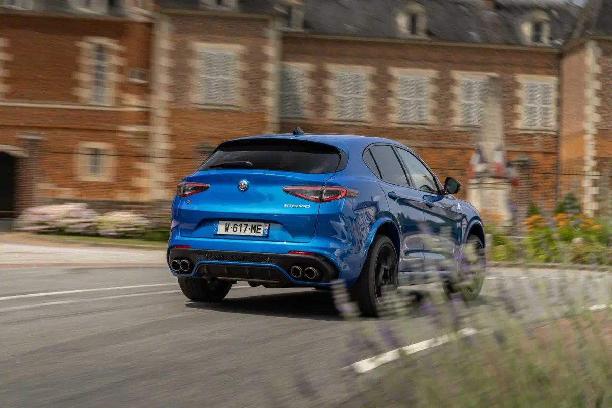 Alfa Romeo Stelvio:  (3)