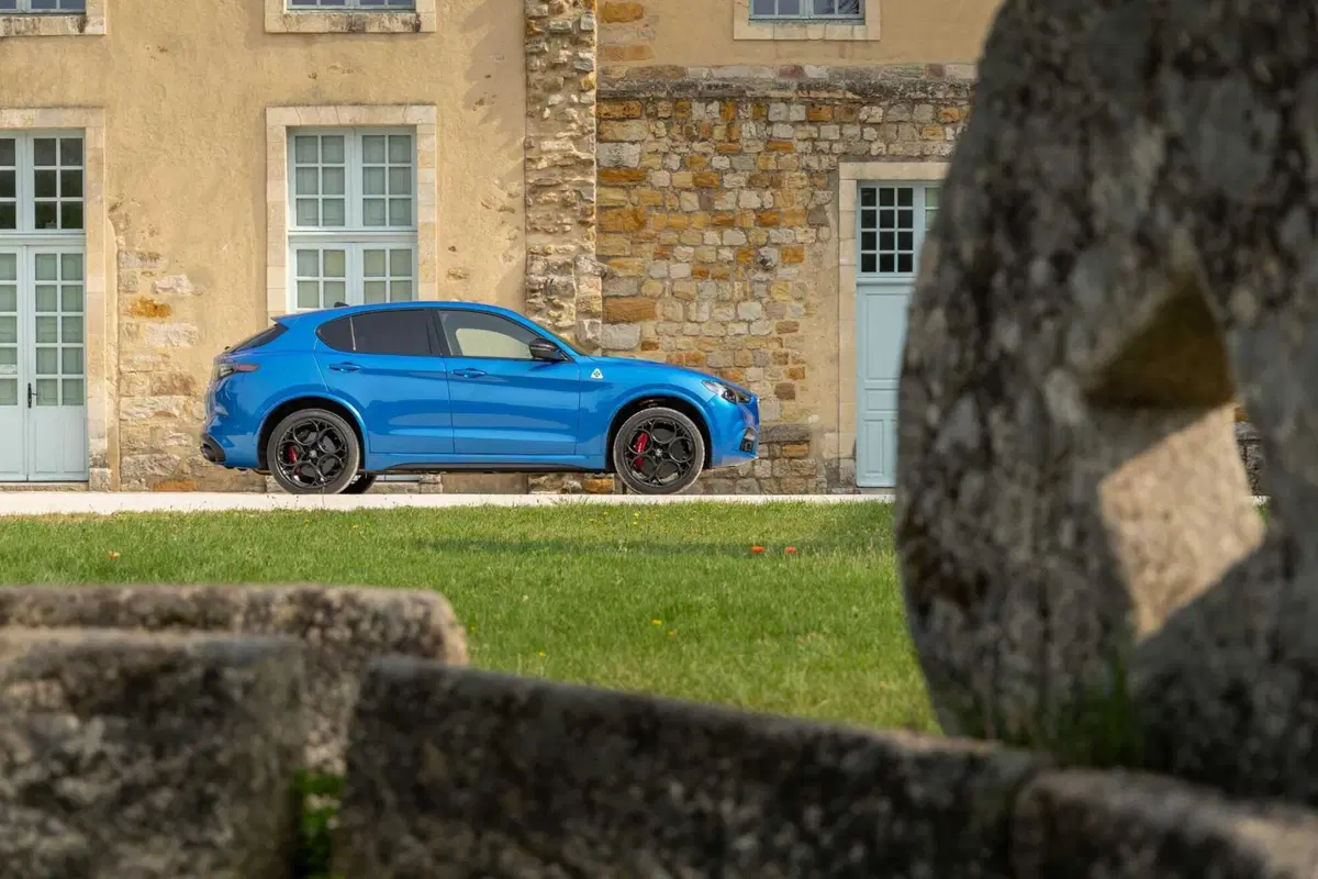 Alfa Romeo Stelvio:  (4)