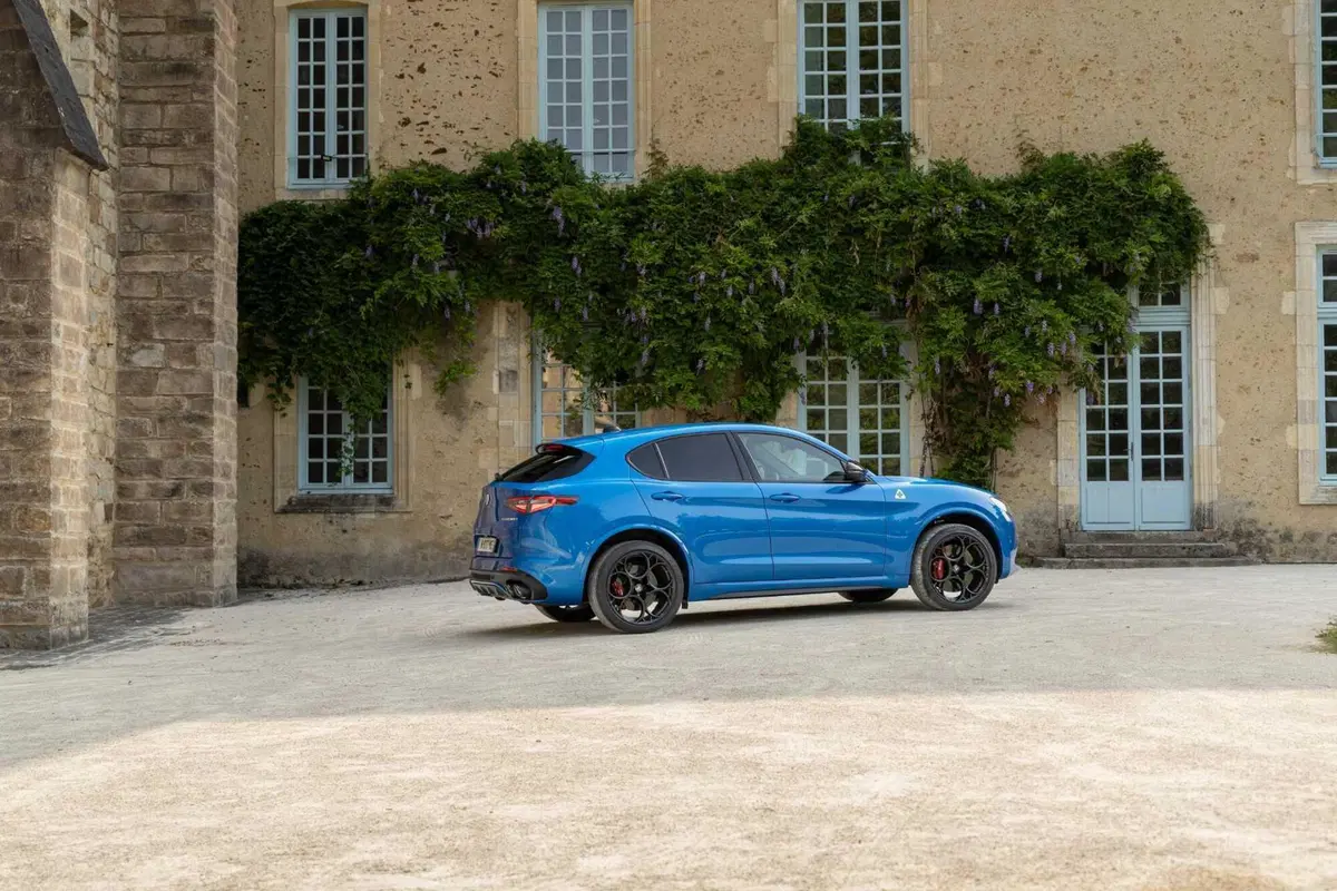 Alfa Romeo Stelvio:  (5)