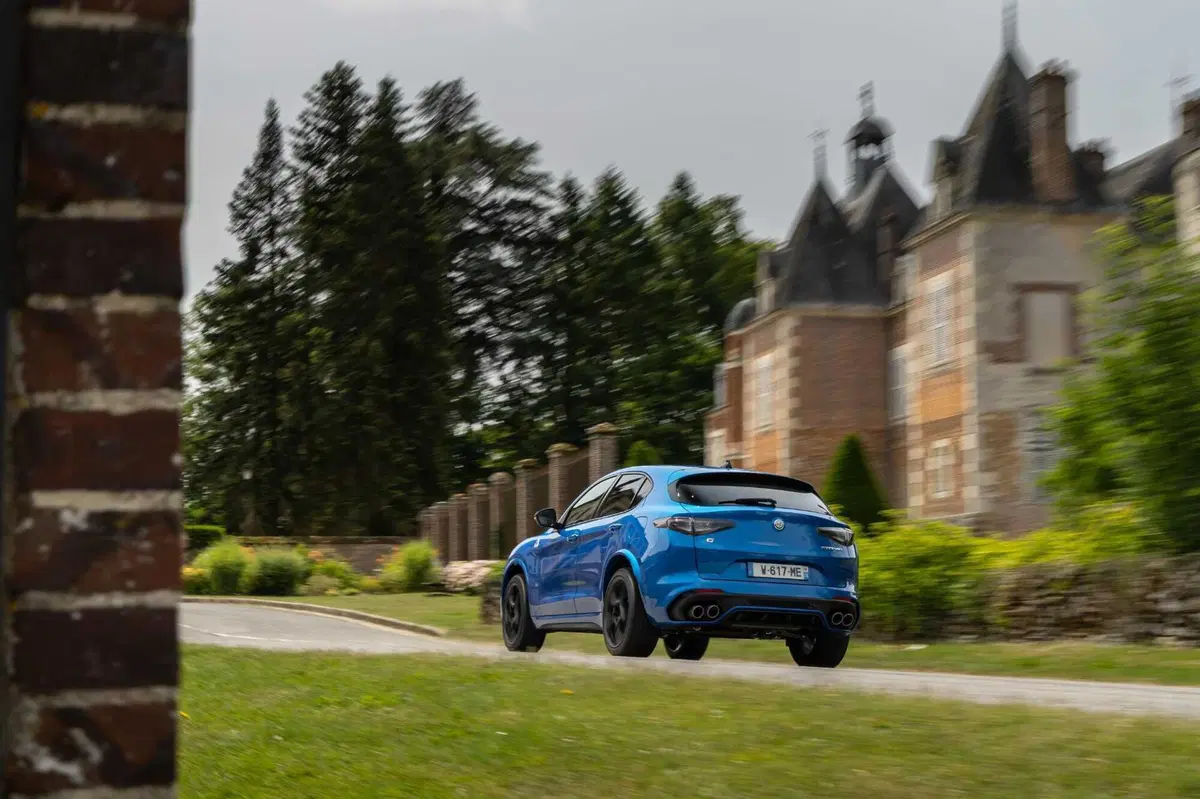 Alfa Romeo Stelvio:  (7)