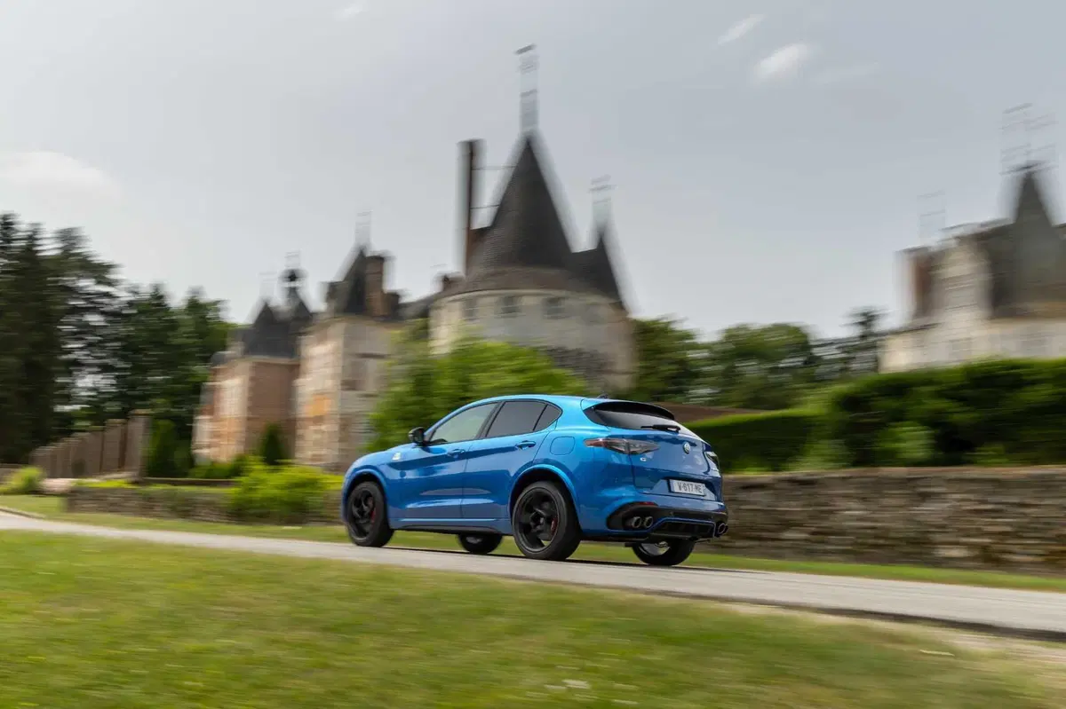 Alfa Romeo Stelvio:  (8)
