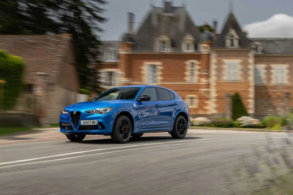 Alfa Romeo Stelvio:  (10)