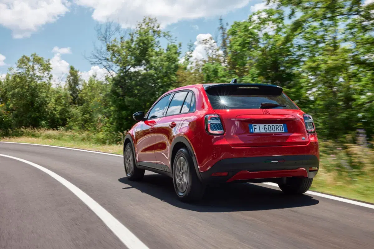 Fiat 600: ora è ufficiale, sarà 100% elettrica e anche ibrida [VIDEO] (7)