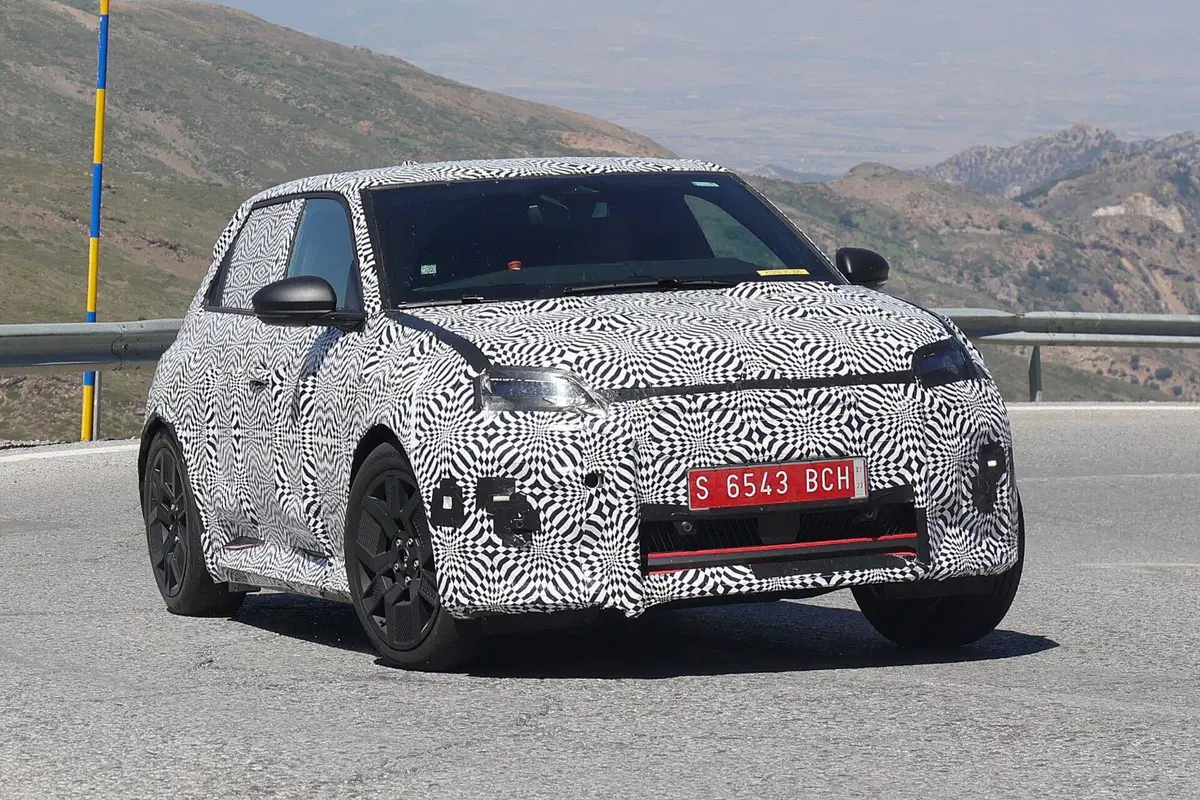 Renault R5: le nuove Foto Spia confermano le forme dell&rsquo;elettrica 