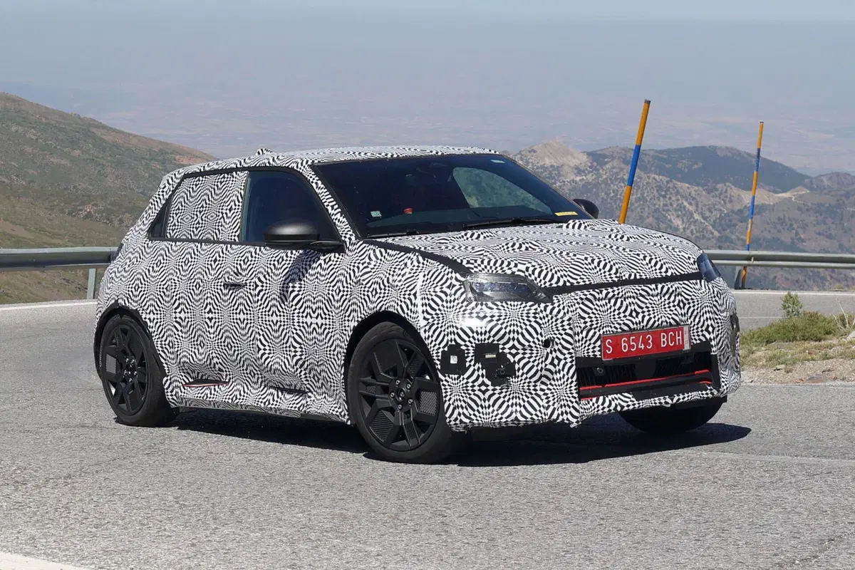 Renault R5: le nuove Foto Spia confermano le forme dell’elettrica  (2)