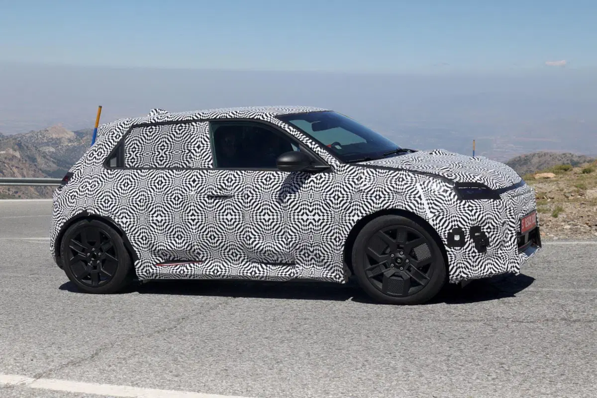 Renault R5: le nuove Foto Spia confermano le forme dell’elettrica  (3)