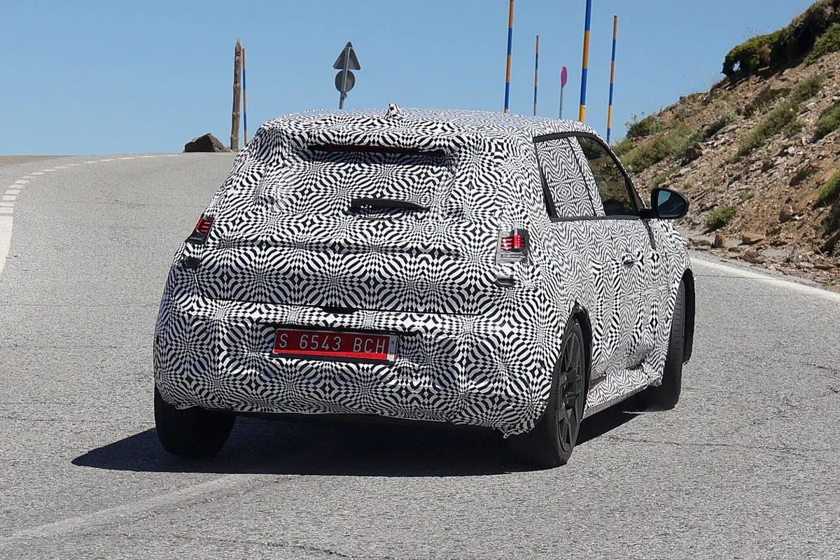 Renault R5: le nuove Foto Spia confermano le forme dell’elettrica  (4)