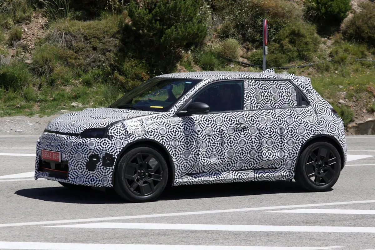 Renault R5: le nuove Foto Spia confermano le forme dell’elettrica  (5)