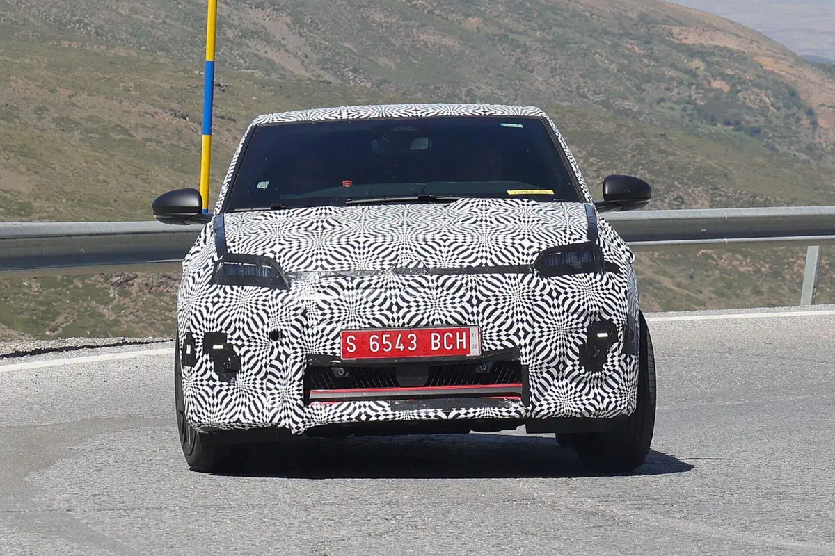 Renault R5: le nuove Foto Spia confermano le forme dell’elettrica  (6)