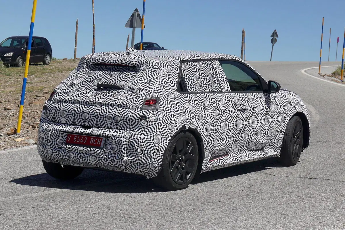 Renault R5: le nuove Foto Spia confermano le forme dell’elettrica  (7)