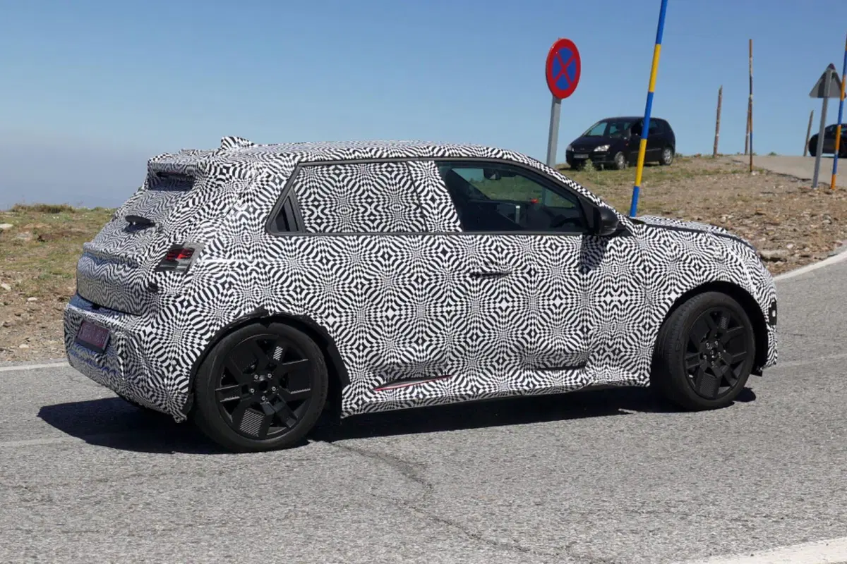 Renault R5: le nuove Foto Spia confermano le forme dell’elettrica  (8)