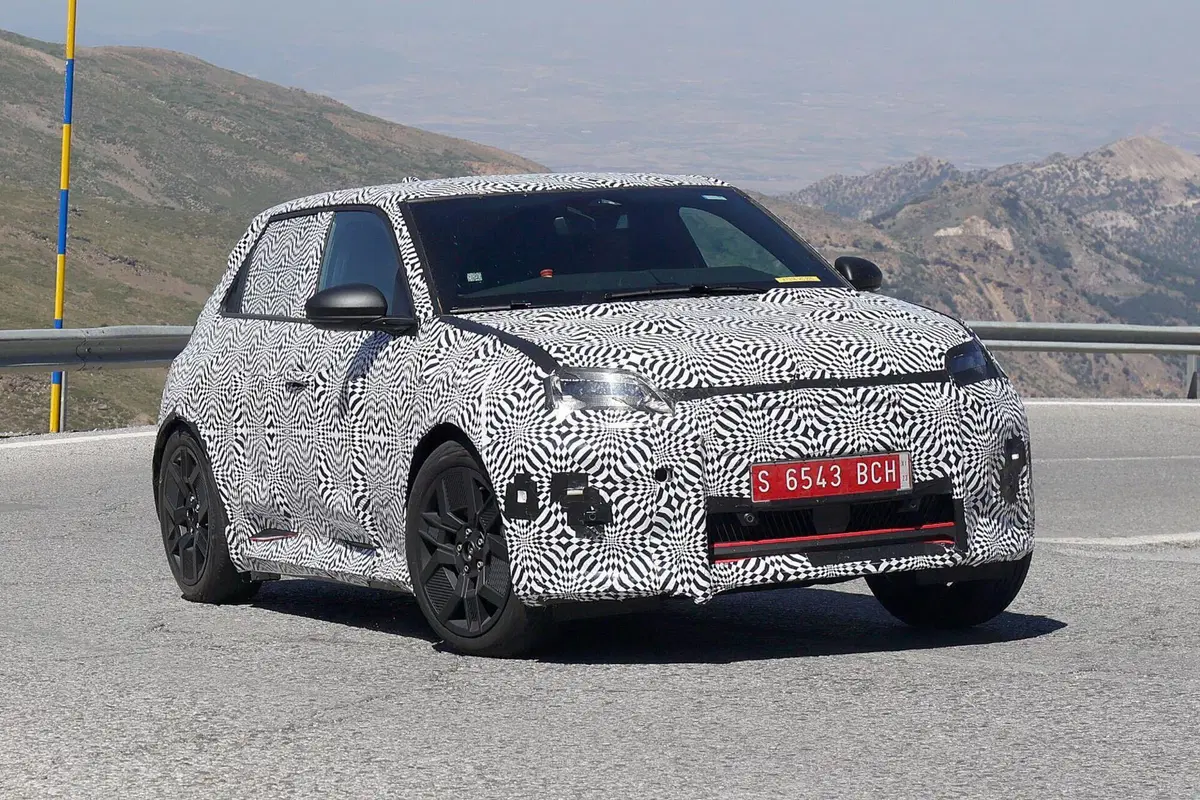 Renault R5: le nuove Foto Spia confermano le forme dell’elettrica  (9)