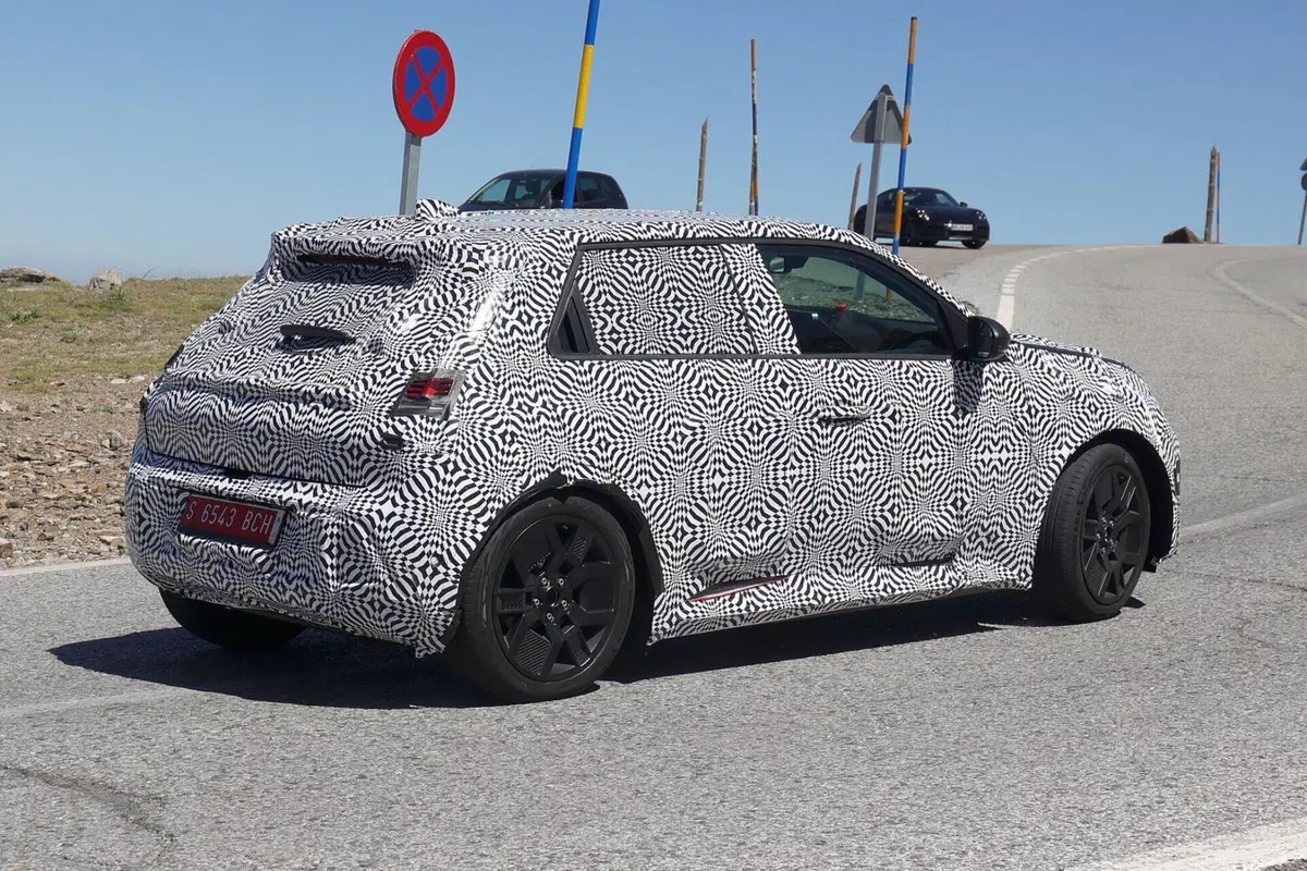 Renault R5: le nuove Foto Spia confermano le forme dell’elettrica  (10)