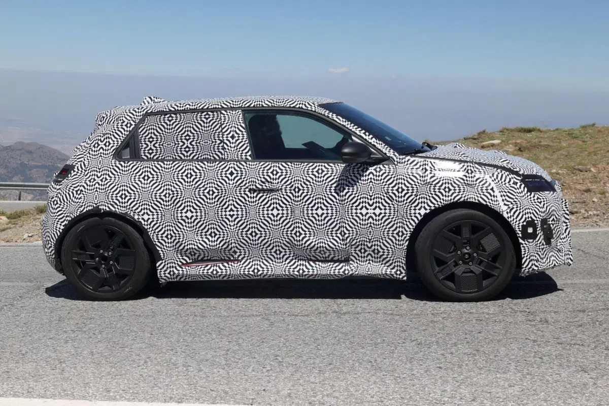 Renault R5: le nuove Foto Spia confermano le forme dell’elettrica  (11)