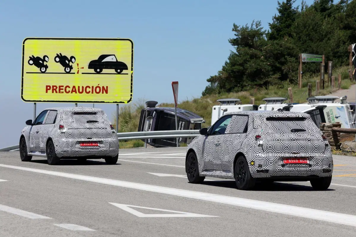 Renault R5: le nuove Foto Spia confermano le forme dell’elettrica  (12)