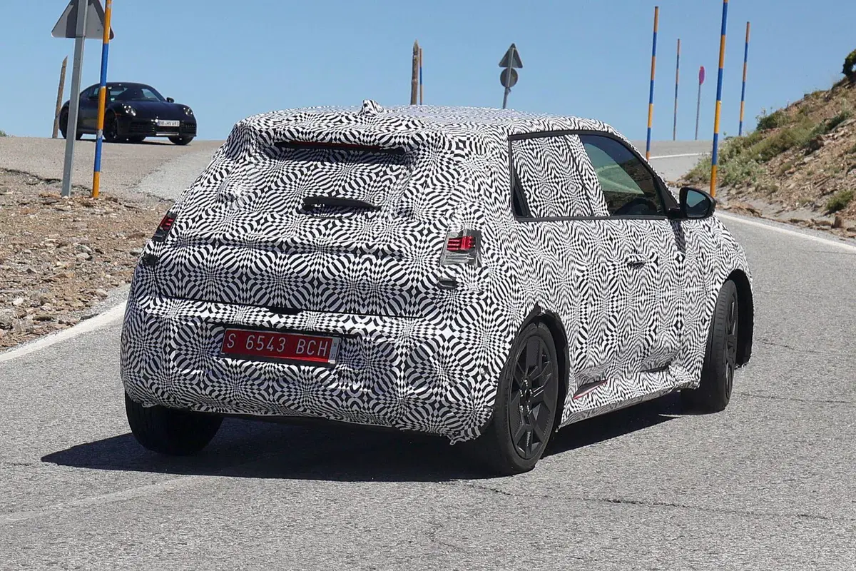 Renault R5: le nuove Foto Spia confermano le forme dell’elettrica  (13)