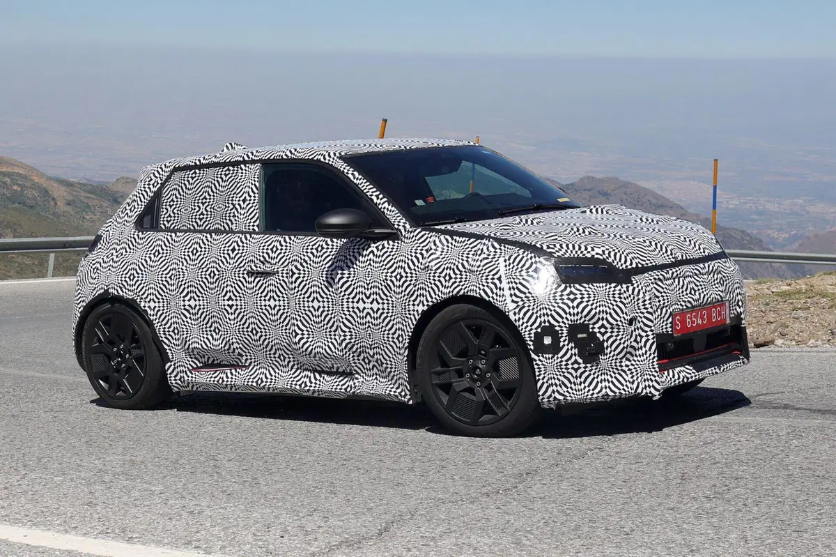 Renault R5: le nuove Foto Spia confermano le forme dell’elettrica  (14)