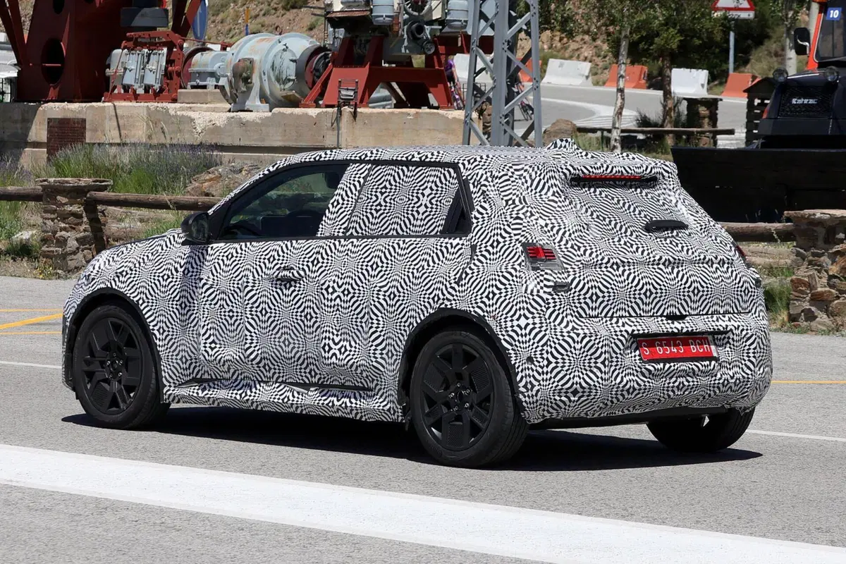 Renault R5: le nuove Foto Spia confermano le forme dell’elettrica  (15)