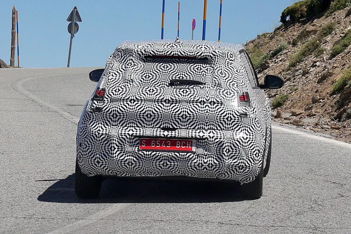 Renault R5: le nuove Foto Spia confermano le forme dell’elettrica  (16)
