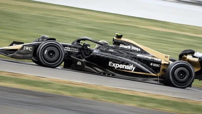 Formula 1. Ciak, si gira: a Silverstone ci sono Brad Pitt e la APXGP