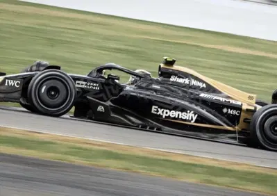 Formula 1. Ciak, si gira: a Silverstone ci sono Brad Pitt e la APXGP