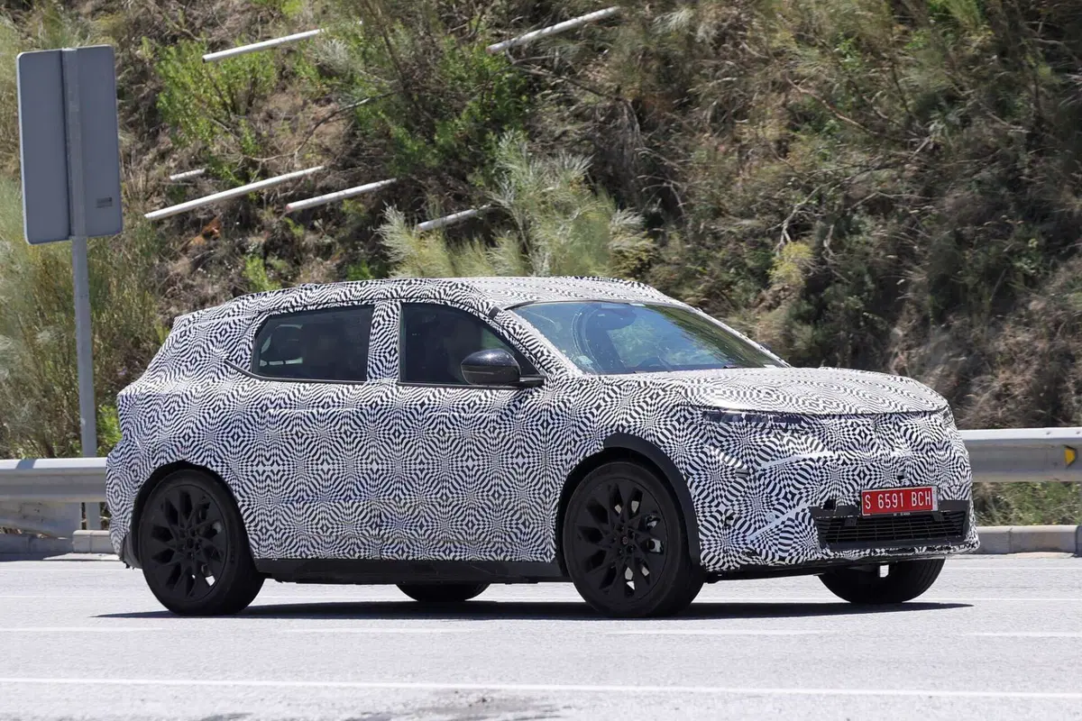 Renault Scenic: l’elettrica arriverà nel 2024 [Foto Spia] (2)