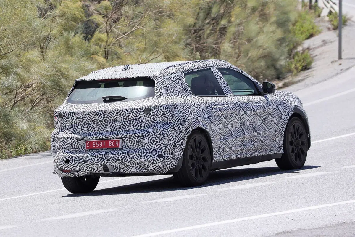 Renault Scenic: l’elettrica arriverà nel 2024 [Foto Spia] (3)