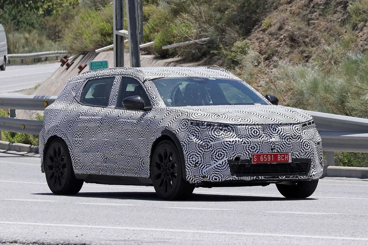 Renault Scenic: l’elettrica arriverà nel 2024 [Foto Spia] (4)