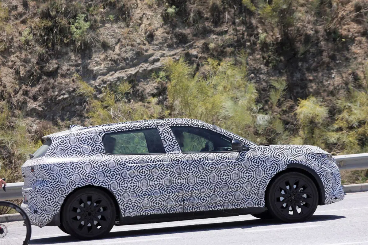 Renault Scenic: l’elettrica arriverà nel 2024 [Foto Spia] (5)