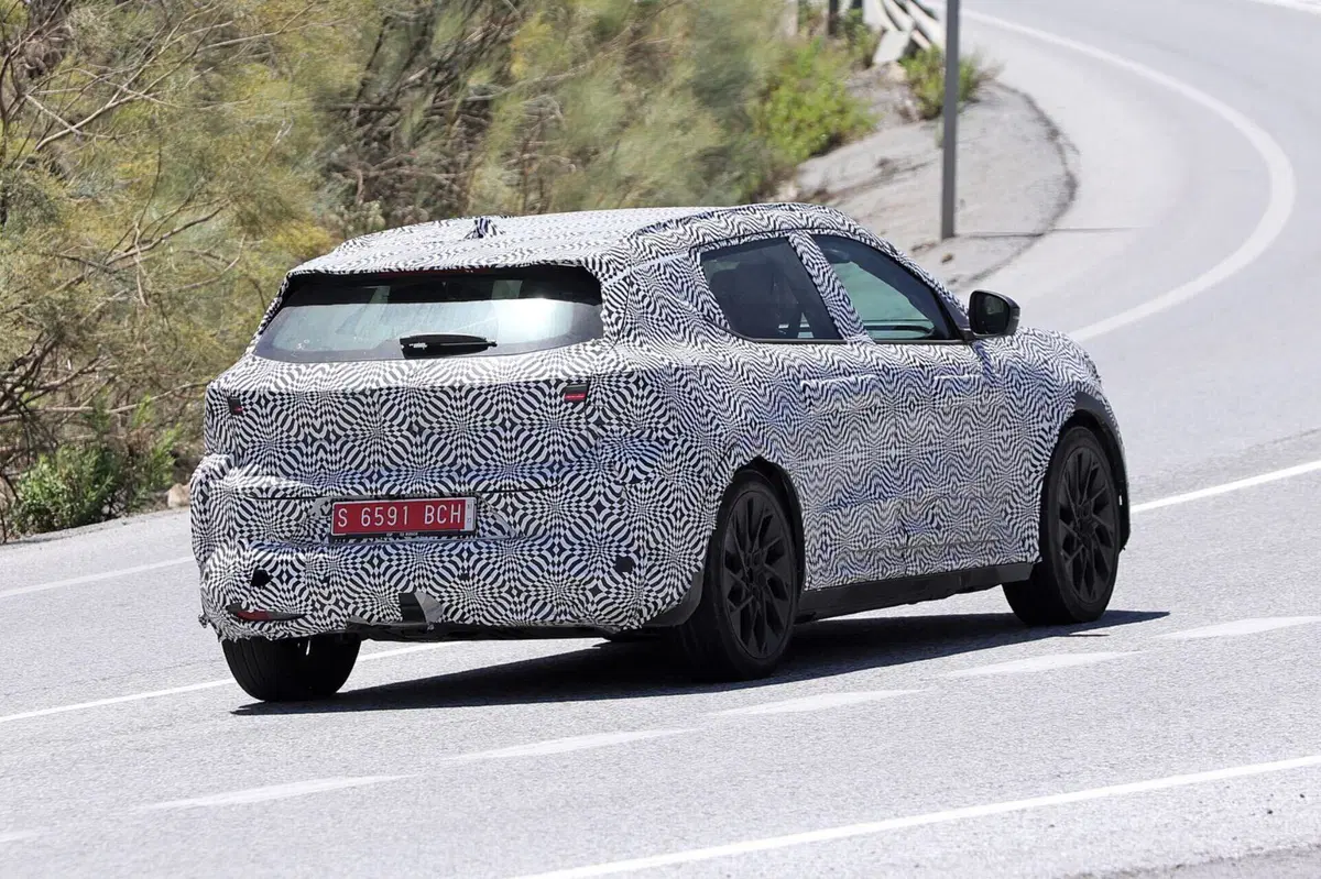 Renault Scenic: l’elettrica arriverà nel 2024 [Foto Spia] (6)