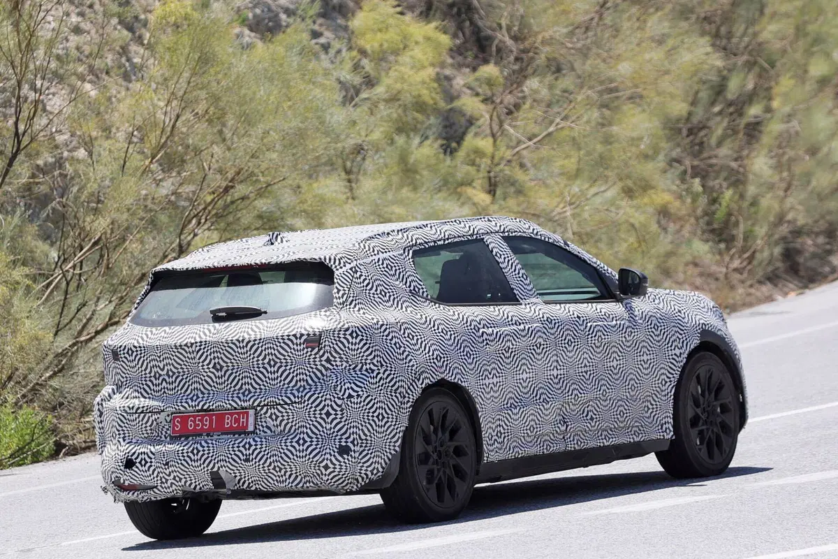 Renault Scenic: l’elettrica arriverà nel 2024 [Foto Spia] (7)