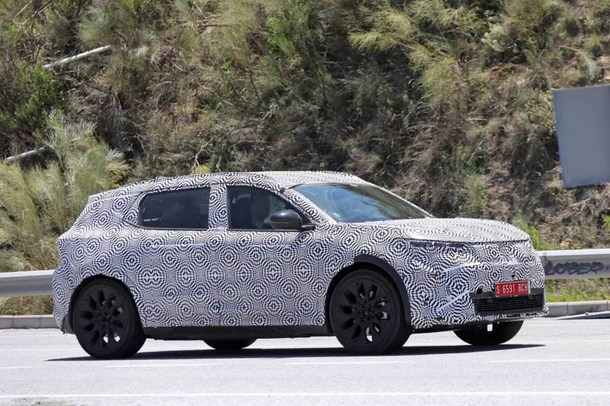 Renault Scenic: l’elettrica arriverà nel 2024 [Foto Spia] (8)