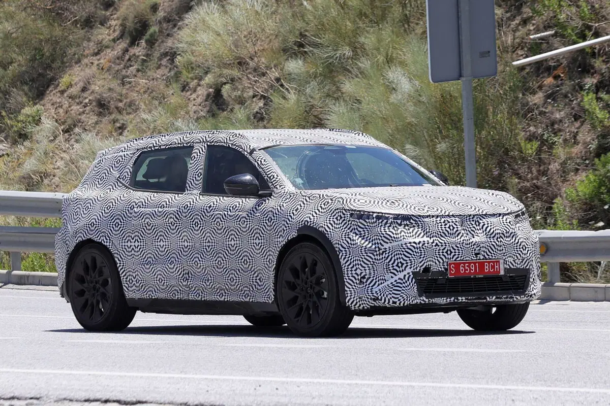 Renault Scenic: l’elettrica arriverà nel 2024 [Foto Spia] (9)