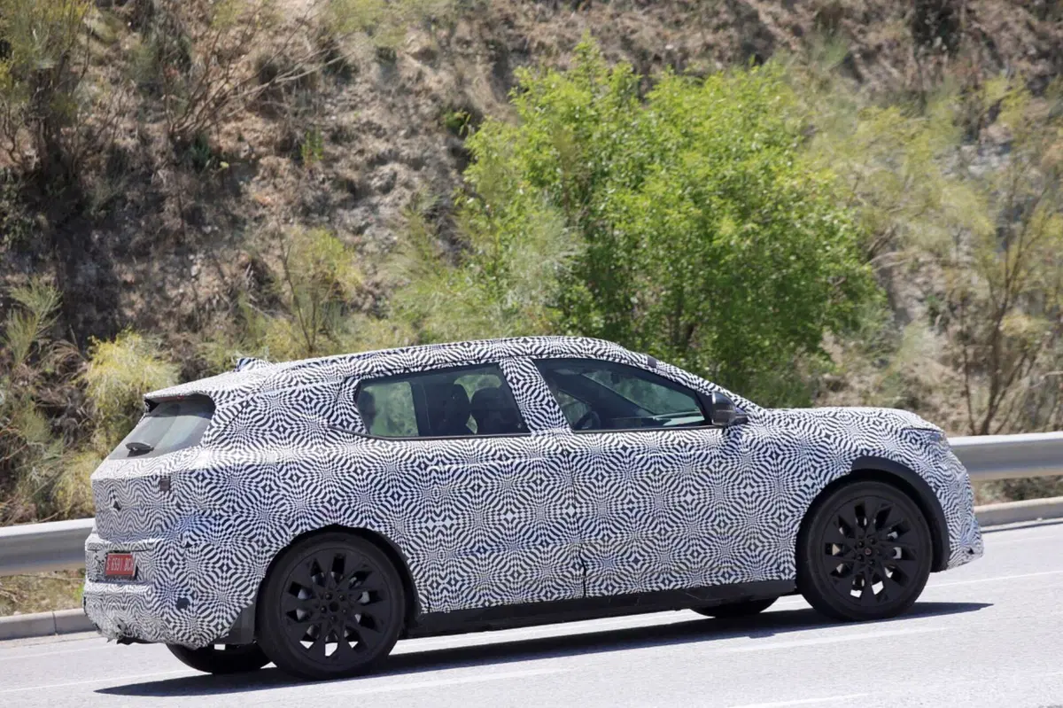 Renault Scenic: l’elettrica arriverà nel 2024 [Foto Spia] (10)