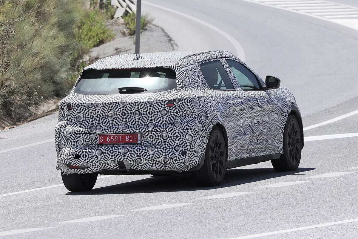Renault Scenic: l’elettrica arriverà nel 2024 [Foto Spia] (11)