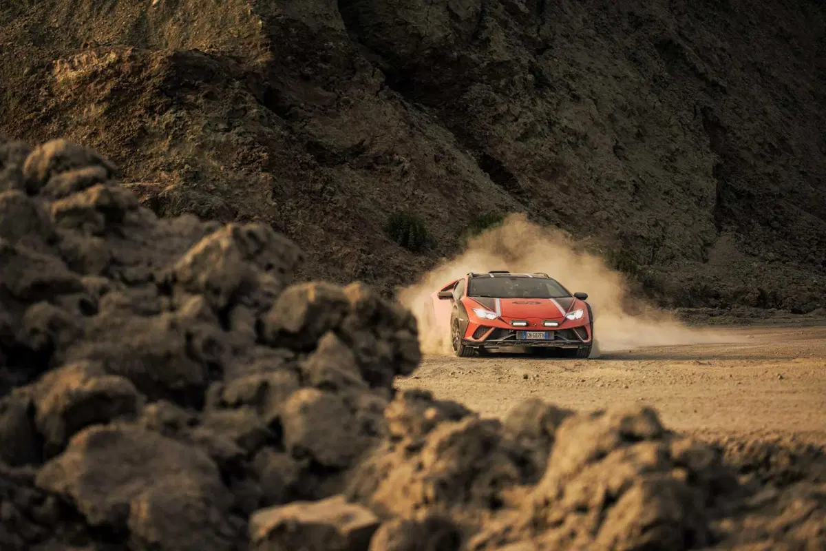 Lamborghini Huracan Sterrato: tripla prova, pista, offroad, sabbia [VIDEO]