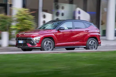 Hyundai Kona Hybrid: ricca, ibrida, e non passa inosservata [VIDEO]