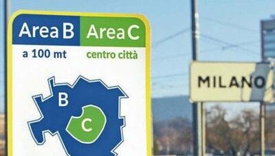 Area C a Milano, guerra alle auto, aumento del 50% a 7,5 euro al giorno anche per i residenti