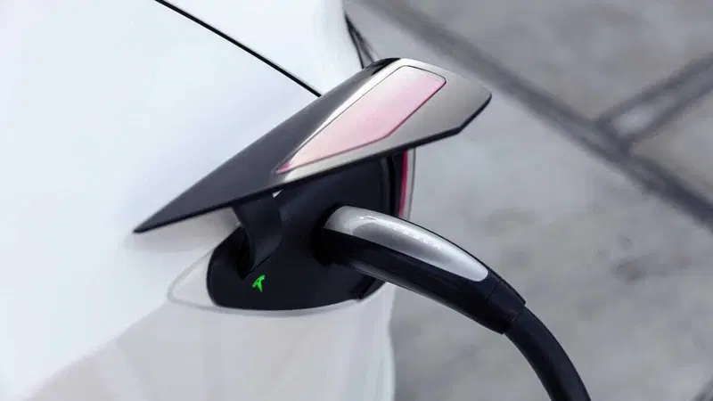 Anche Mercedes si connette con Tesla: lo standard di ricarica &egrave; NACS