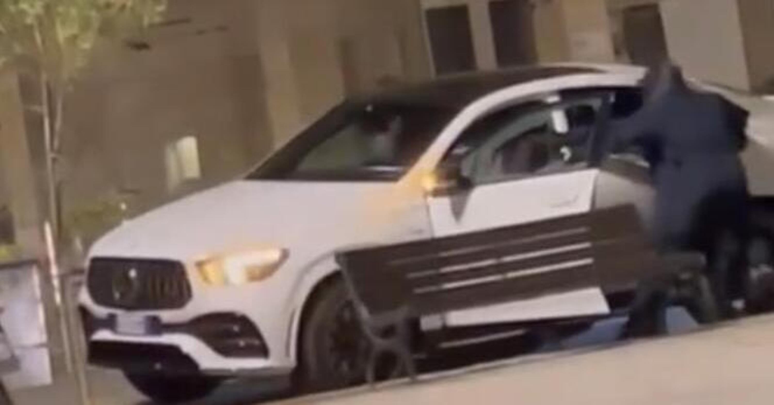 Ladri in azione, ecco la tecnica per rubare una Mercedes in 58 secondi [VIDEO]