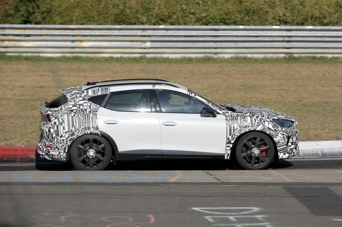 Cupra Formentor: il nuovo facelift arriva nel 2024 [Foto Spia] (6)