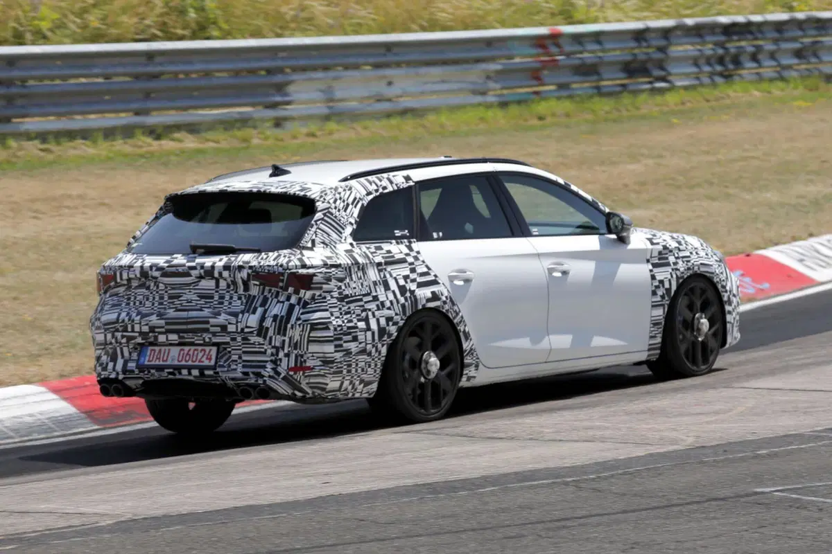 Cupra Leon: ecco il nuovo facelift, arriva nel 2024 [Foto Spia] (6)