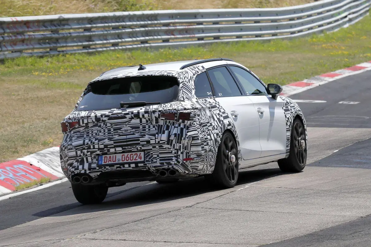 Cupra Leon: ecco il nuovo facelift, arriva nel 2024 [Foto Spia] (8)