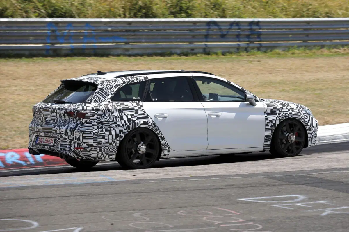 Cupra Leon: ecco il nuovo facelift, arriva nel 2024 [Foto Spia] (9)